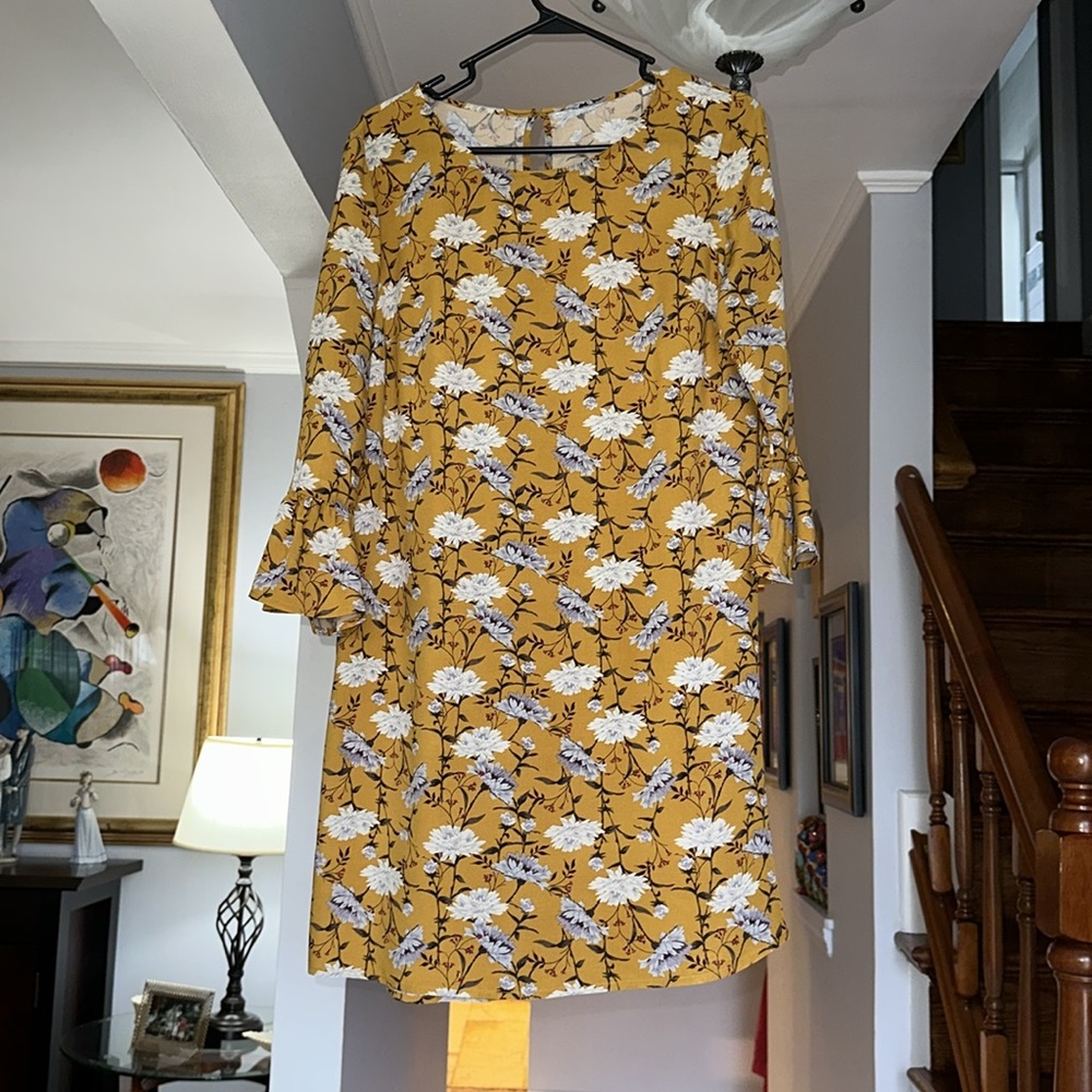 🌺 Floral Shift Dress with Bell Sleeves Sz M
